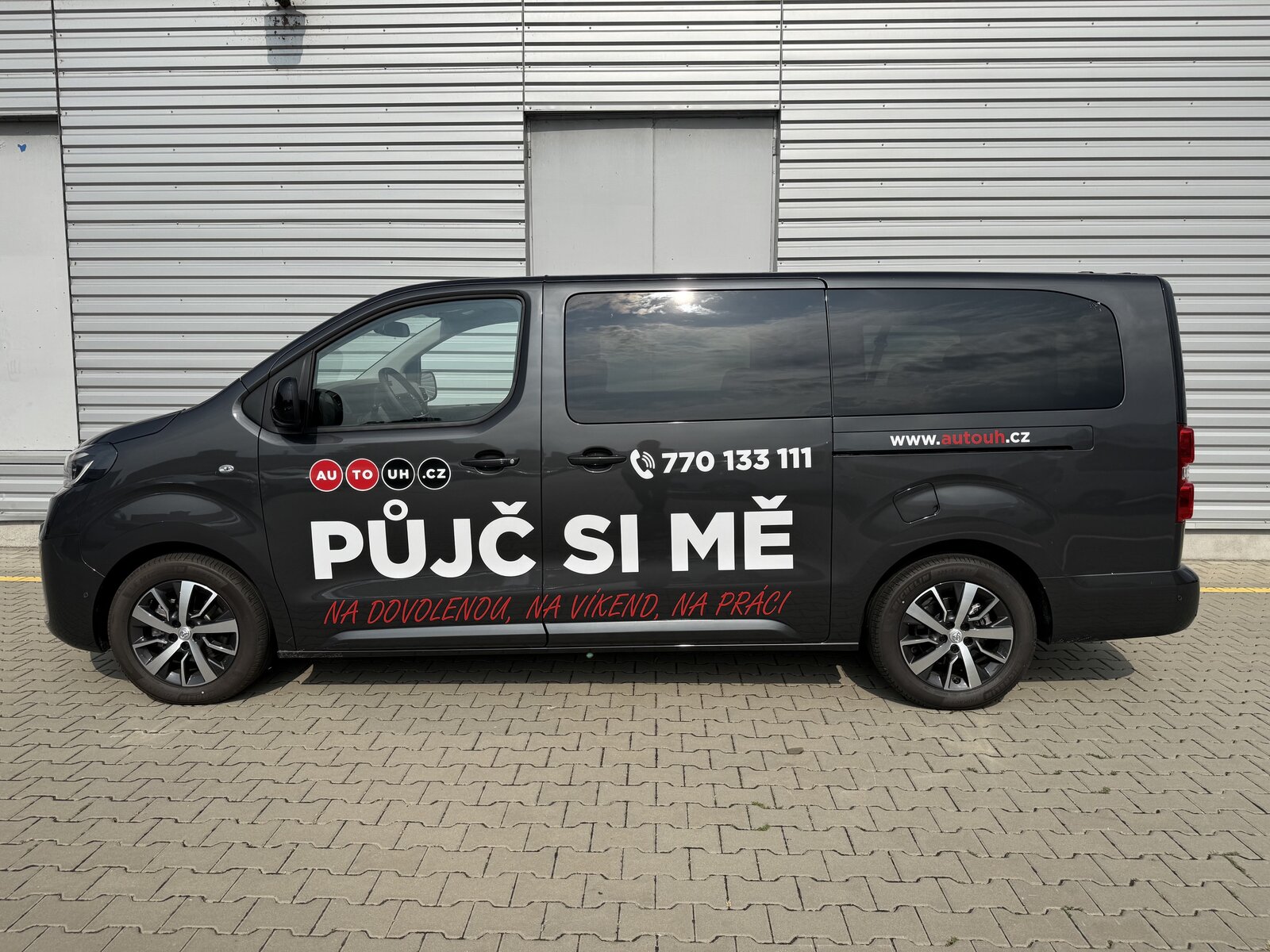 Toyota Proace Verso s polepem půjčovny